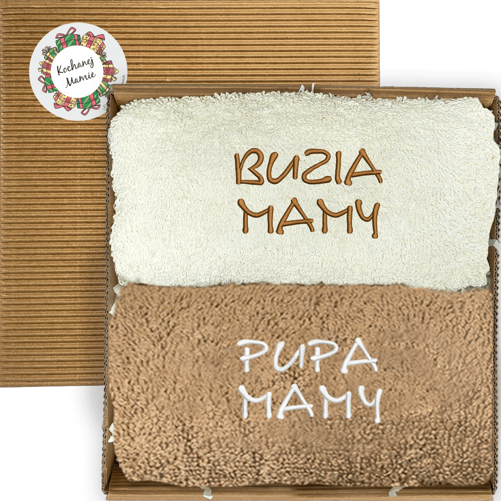 Dwa haftowane ręczniki Buzia mamy i Pupa mamy w otwartym karbowanym pudełku