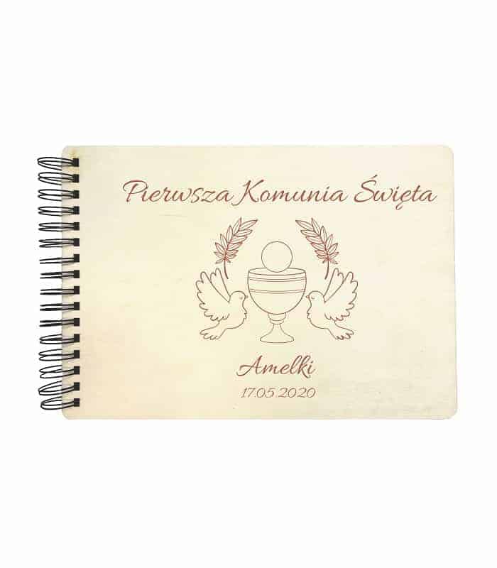Drewniany album na zdjęcia z grawerem. Prezent na Komunię Świętą 9D - obrazek 1