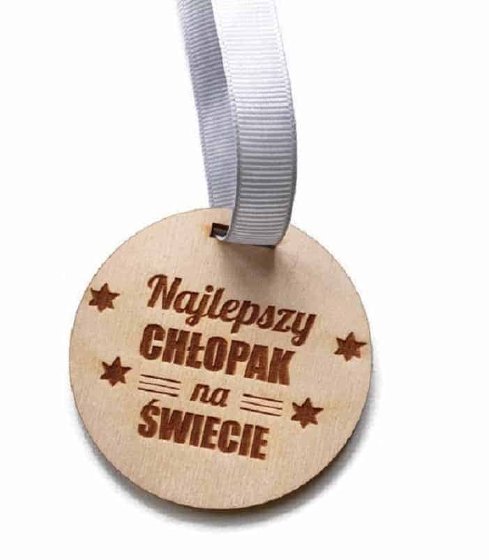 Drewniany medal na dzień chłopaka Medal na dzień chłopaka – grawerowany drobiazg dla przedszkolaka