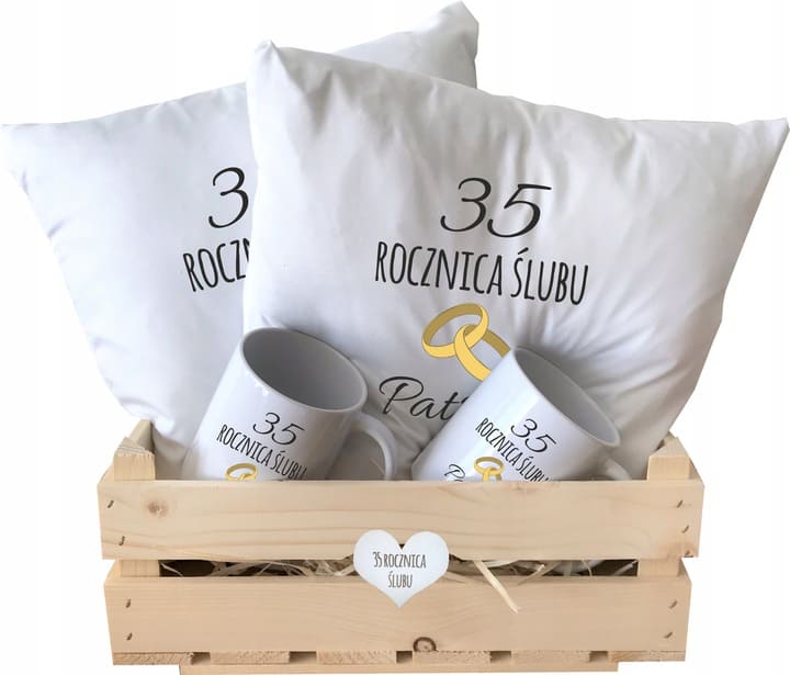 zestaw prezentowy na 35 rocznice slubu poduszki i kubki Zestaw prezentowy na 35. rocznicę ślubu – poduszki i kubki z eleganckim nadrukiem w drewnianej skrzynce