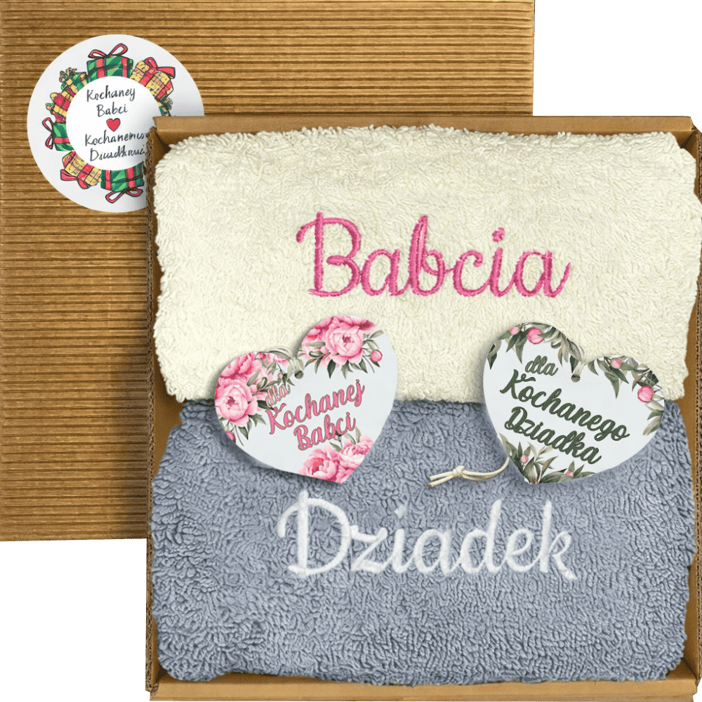 Komplet ręczników Babcia i Dziadek w pudełku Komplet dwóch ręczników w pudełku z haftem Babcia i Dziadek oraz zawieszkami serca