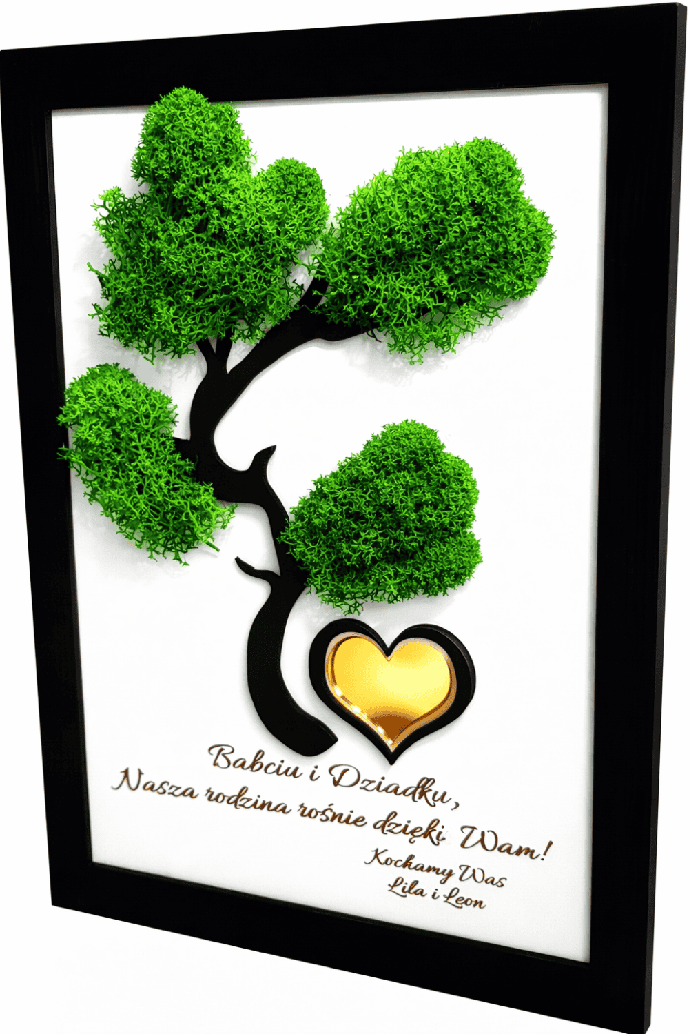 Obraz 3D w drewnianej ramie z grawerem i mchem chrobotkiem Obraz 3D w drewnianej ramie z drzewem z mchu i złotym sercem oraz grawerem