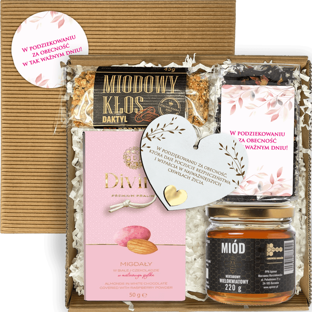 Otwarty box komunijny z herbatą, miodem, batonem, migdałami i zawieszką serce